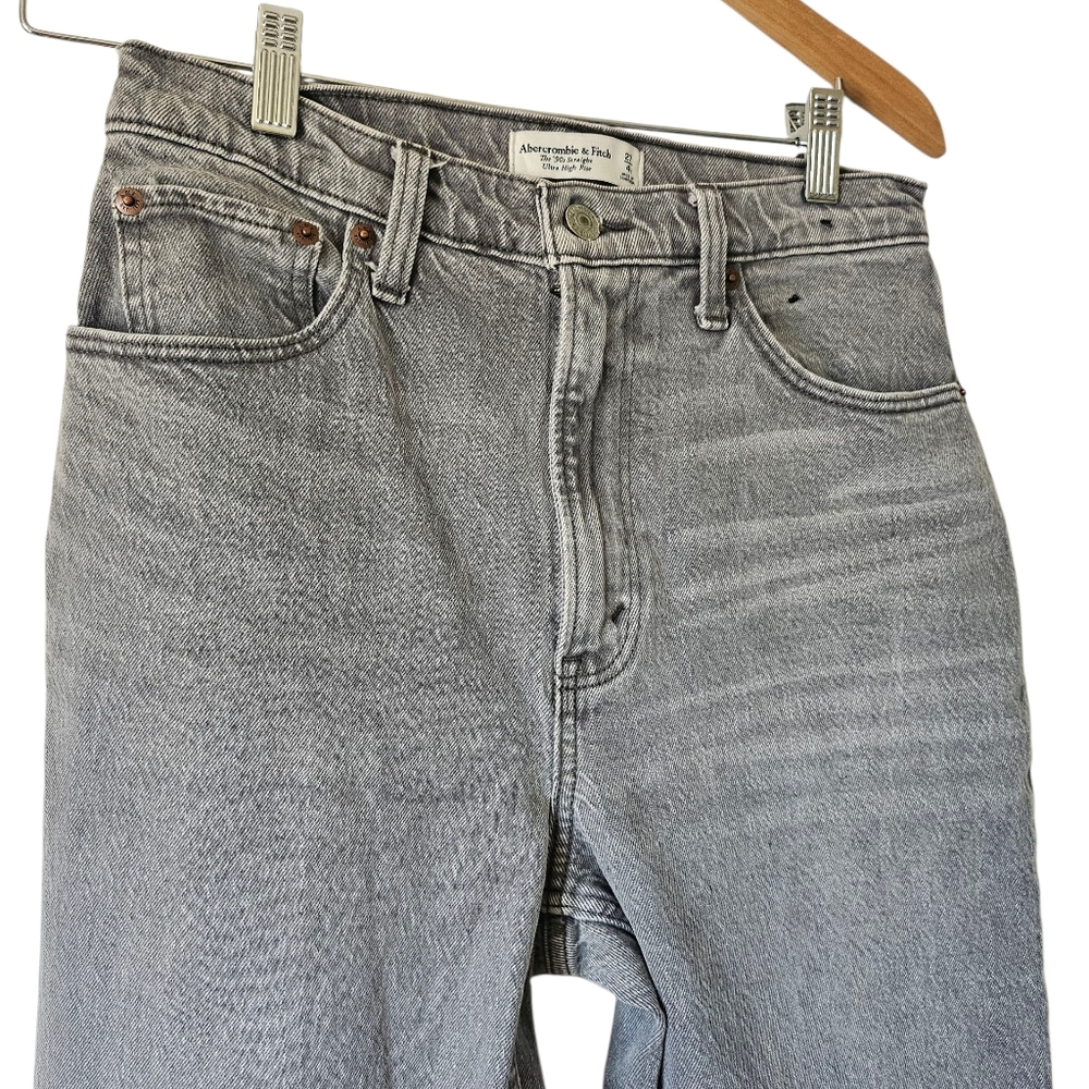 Abercrombie & Fitch Curve Love 90s Straight Ultra High Rise Jeans, Gray, 27/4 - Picture 4 of 10